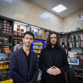 تصویر دو برادر بنیان گذار و مدیر اجرایی در مغازه ابتدایی فاخرعجمان